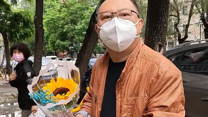 วันนั้นเขาถือช่อดอกไม้พาฉันเดินเข้าสู่ห้องสอบ