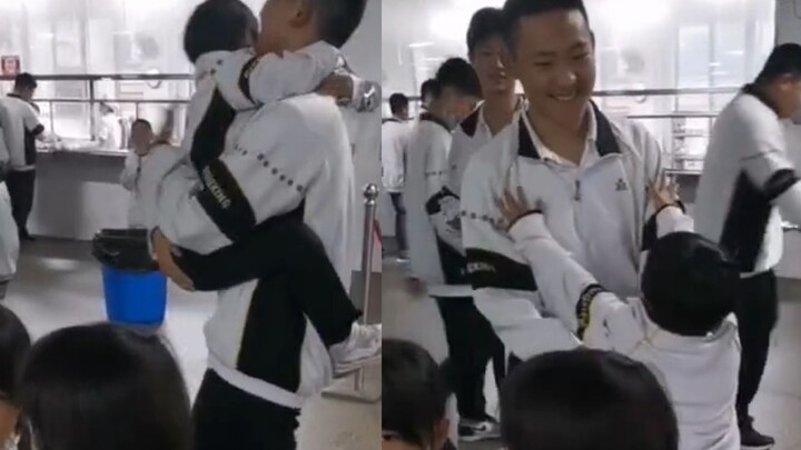พี่ชายกับน้องสาวเรียนอยู่โรงเรียนเดียวกันและพักประจำที่หอ หลังจากพบกันโดยบังเอิญที่โรงอาหาร น้องสาวก