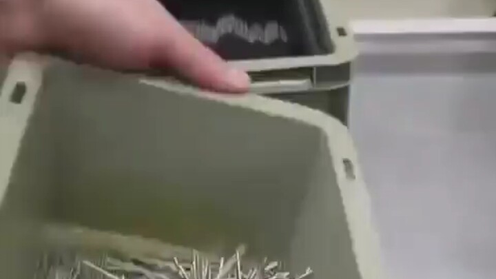 Lắc hộp một cái là đinh tự động sắp xếp lại. Có ai biết nguyên lý hoạt động của nó không?