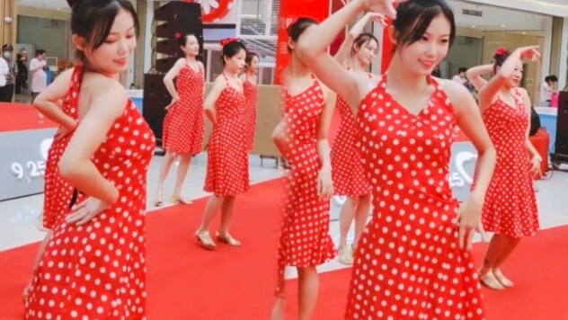 There are also candid shots at commercial performances? ⬅️