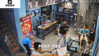 84岁老奶奶拄拐走进理发店，理发师以为是乞讨给了钱，结局意外又暖心。