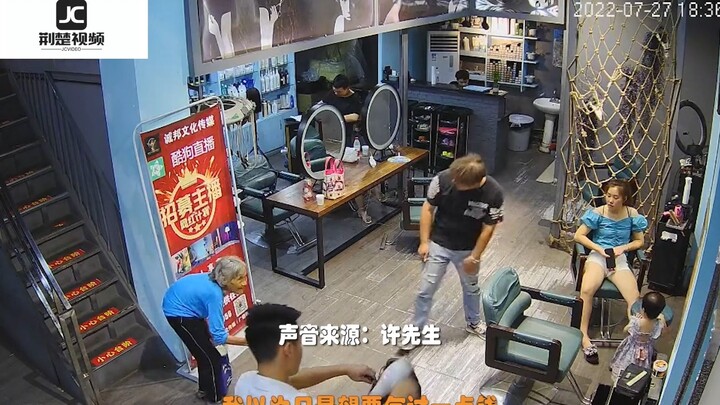 84岁老奶奶拄拐走进理发店，理发师以为是乞讨给了钱，结局意外又暖心。