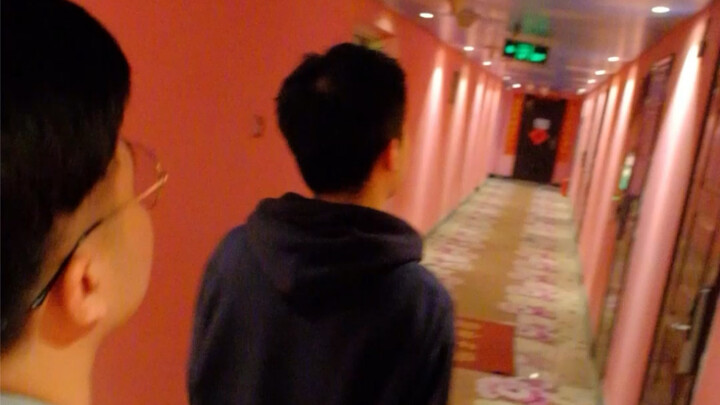 عندما يذهب ثلاثة رجال كبار إلى السرير الكهربائي...