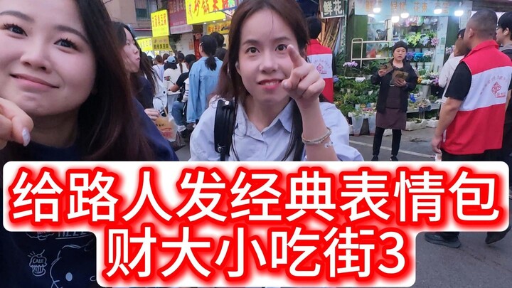 Membagikan meme lucu kepada para pejalan kaki di jalan raya