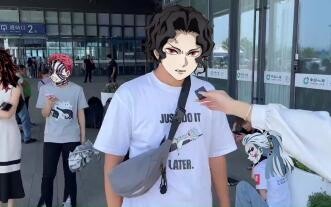 Shang Xian yang sedang dinas luar meminta Tong Mo memesan hotel