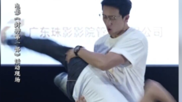 于适和候雯元现场还原两人打架动作，剧组人均杂技演员，无敌风火轮