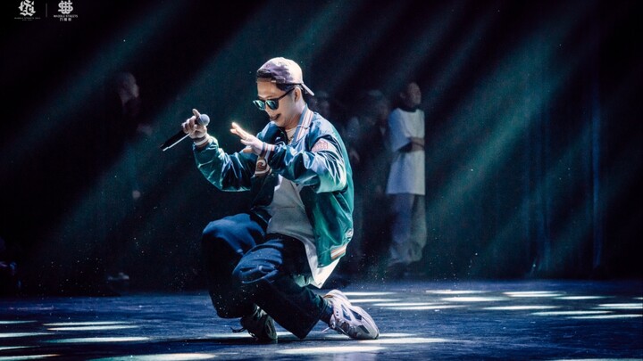 Seorang juara hip-hop dan rapper yang bekerja untuk perusahaan Fortune 500 membawakan karya rapnya s