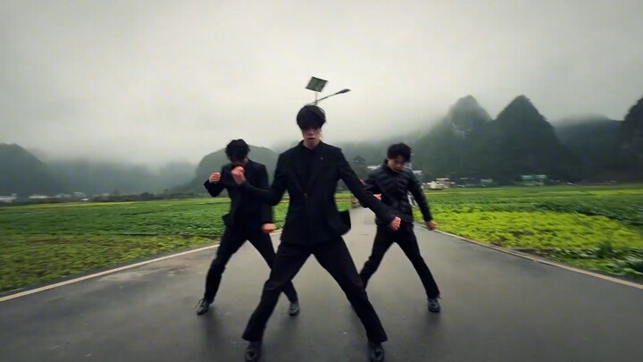 ยอดเขาทั่วหล้ามากมายนัก แต่มีเพียงที่นี่เท่านั้นที่ยอดเขามาบรรจบกันเป็นป่า