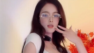 Wanita pembawa acara figur terbaik sedang menari live dengan celana jeans ketat! Mengenakan kacamata