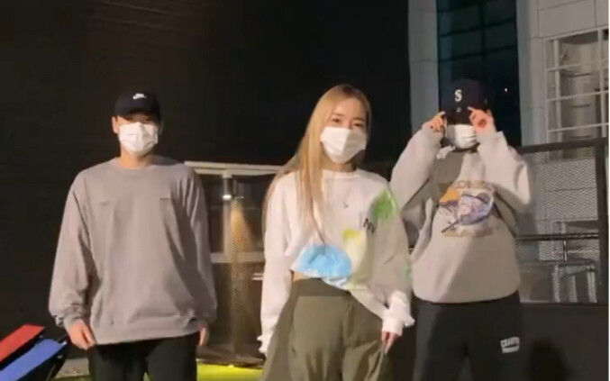 Yeji Kim dari 1M Dance Studio di Korea Selatan menciptakan koreografi gaya boy group yang sederhana 