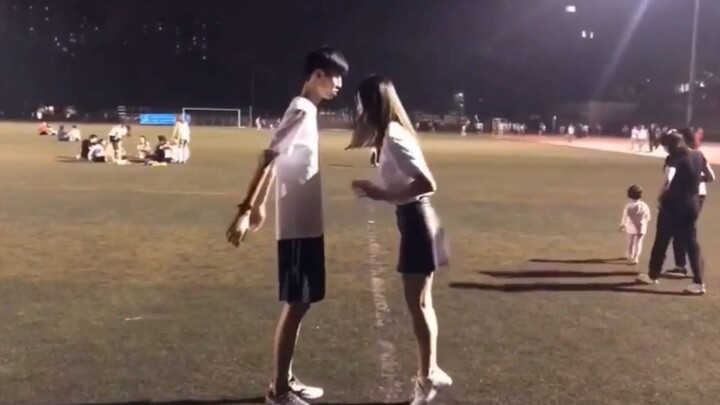 راديو المدرسة يغني أغنية “الرياح تهب” أجمل من السماعات، لأن الفيديو الموسيقي أمام عينيك مباشرة!!!