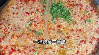 مأكولات مخللة طازجة من بسطة على جانب الطريق في بونينغ: دلو واحد من السلطعون وثلاثة دلاء من الخل، وال