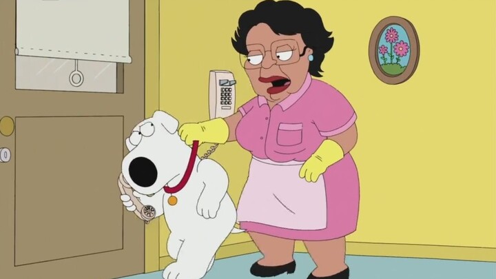 Bảo mẫu nhìn thấy chú chó nói chuyện điện thoại liền giận dữ đuổi ra khỏi nhà