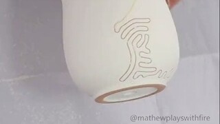 用一根线完成陶瓷杯壁上的花纹雕刻