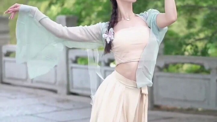 Aku mengangkat payung kertas kecil dan mendesah bahwa pernikahan terlalu rumit