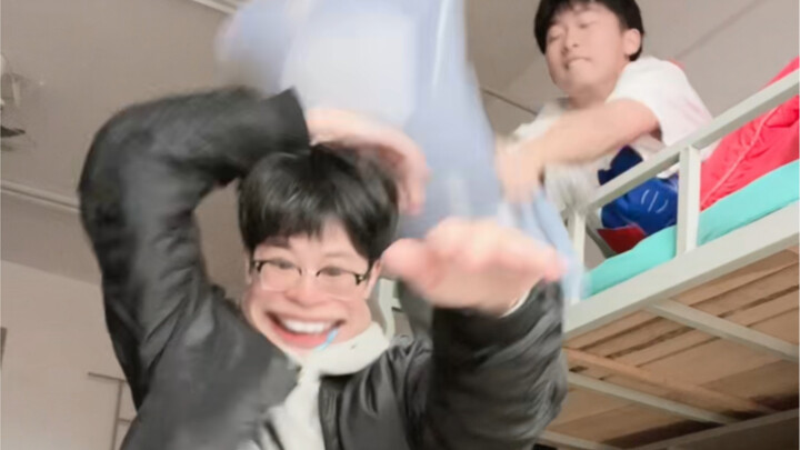 Siswa SMA sudah mulai sekolah, apa urusannya sama aku yang mahasiswa?!