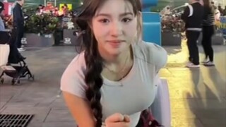 阿梓的经典尬舞代表作《恶龙咆哮》
