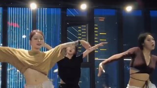 Không thể không nghe phiên bản này của bài hát kinh điển "QIAN Akane Choreography" mà không nghe qua