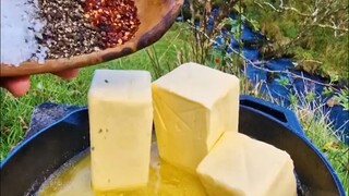 Seri kuliner luar ruangan yang memikat di tengah malam, bahan-bahan segar dan peralatan lengkap, dit