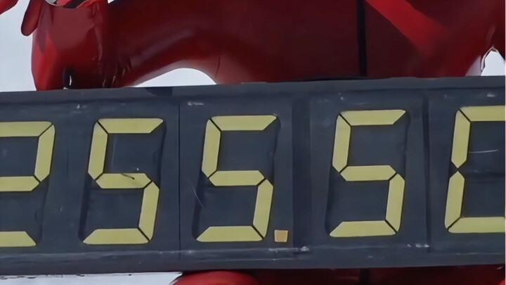 “World record holder at 255.5 km/h: High-speed train traveling over 200 km/h derails, sustaining onl