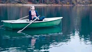 女孩亲眼目睹全家被杀害，为了复仇绝地反击