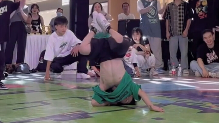 七岁街舞男孩参加街舞比赛，舞技超群，一定要看到最后哦！