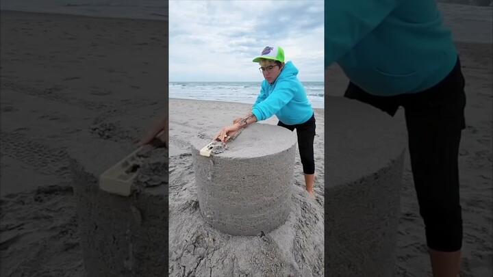 She’s a professional at making sandcastles 👏