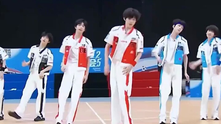 ปีที่แข็งแกร่งที่สุด สองเมนแดนเซอร์ต่างก็ยืนอยู่ข้างๆ ฉัน