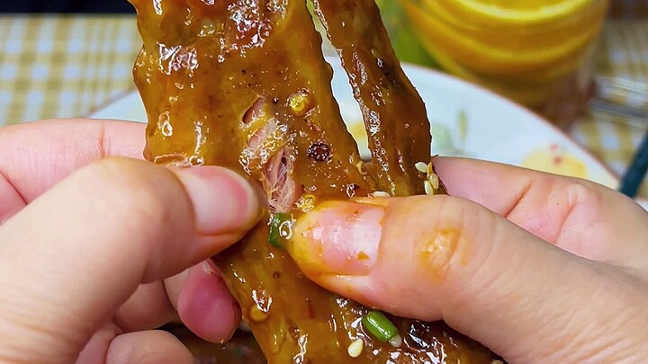 Hôm nay đồ ăn đêm khá phong phú, ai thích ăn thịt thì xem này～chân gà da giòn và trà trái cây ủ lạnh