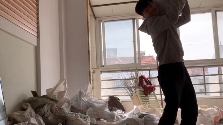 At 31, after hauling the trash, this young man went home and downed two packs of instant noodles—his