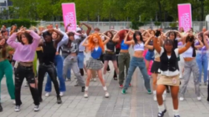 STAYC تظهر فجأة في عرض رقص عشوائي بألمانيا وترقص مع الراقصين على أغنية Teddy Bear