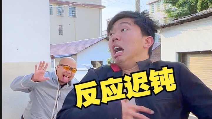 Chậc, đúng là một thằng ngốc chậm chạp mà.