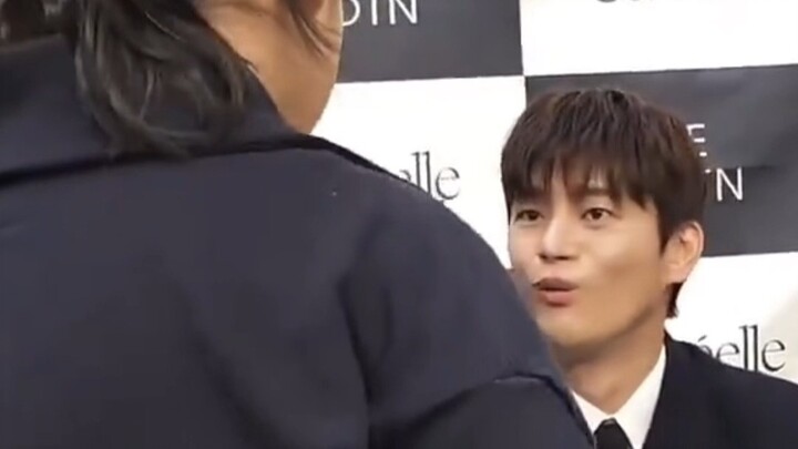 Saat di kantor ketemu orang yang kukenal, begini reaksinya #SeoInGuk #PenghargaanKomentarHiburan #Lu