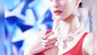 นางแบบใช้งูเป็นสร้อยคอหรือคะ?