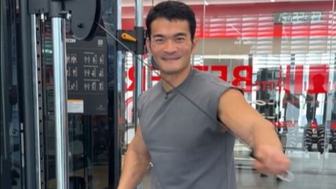 Lâu lắm rồi không tập, trời nóng rồi phải chăm tập thể hình thôi, chứ không thì chẳng dám mặc áo ba 
