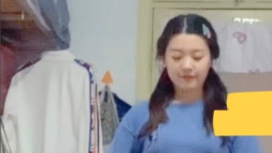 An ordinary person dances to "HyunA Babe" and recommends it to his roommate who doesn't know HyunA!
