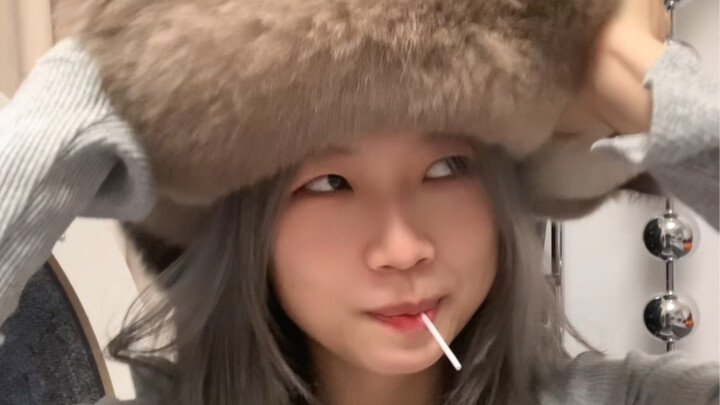 Topi kucing yang baru dibeli ternyata sangat besar!