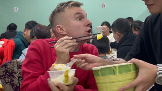 Pertama kali pergi makan dengan teman, baru tahu ternyata orang Tionghoa begitu ramah. Teman-teman T