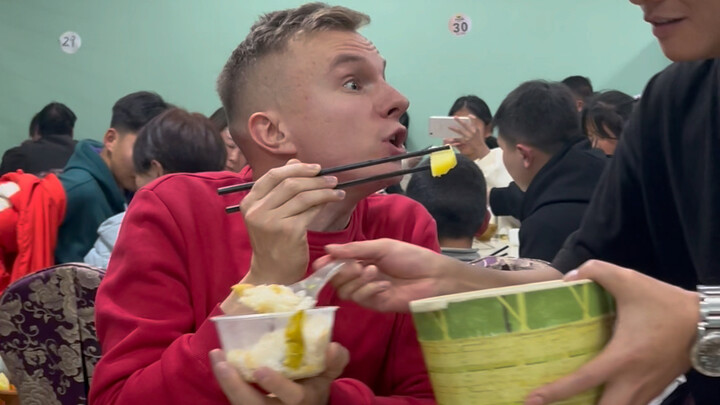 Pertama kali pergi makan dengan teman, baru tahu ternyata orang Tionghoa begitu ramah. Teman-teman T