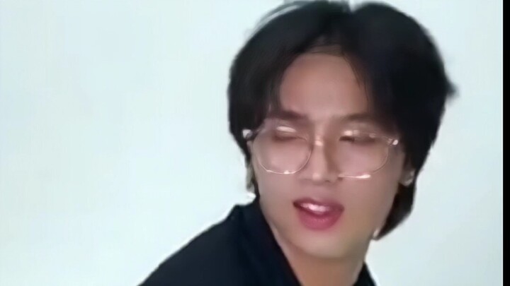 ในวิดีตล้อเลียน ลีดงฮยอกทำตัวจริงจังจนเหมือนเป็นไข้...