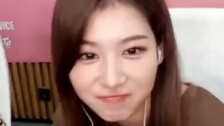 Tsukasaki Sana: Buổi ký tặng trực tuyến của tôi mà bạn lại treo ảnh Lin Nayeon à?