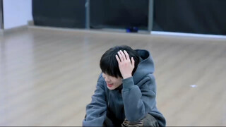 左奇函十一月舞蹈验收弹幕竟然全在喊“妈妈”，五代的师弟还去看左奇函声乐验收了