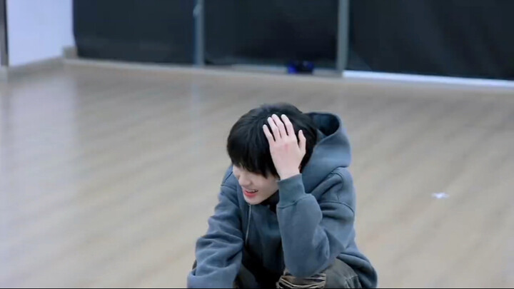 في امتحان الرقص لشهر نوفمبر، كانت جميع التعليقات المنبثقة تهتف بـ "أمي"، حتى أن زميل الجيل الخامس ذه