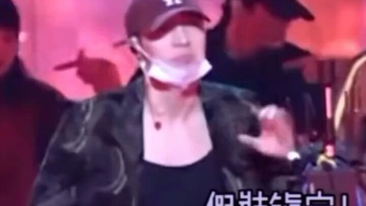 张艺兴 晚彩排 转早了还假装镇定的样子 太可爱了