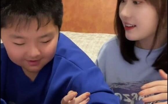 我去门口给我老弟摆几桌~~大家来吃席啊！！村东头第三家~~~