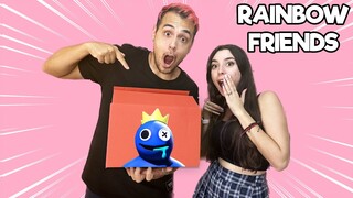 ABRIMOS UNA CAJA MISTERIOSA DE RAINBOW FRIENDS EN LA VIDA REAL CON LYNA!