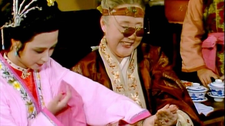 "Wang Xifeng brought You Erjie to see Lady Jia, and her words were full of ulterior motives!"