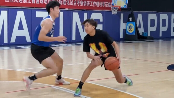 This sudden stop and reverse crossover, this dribbling rhythm—back when Xu Jie was 15, I’d never see