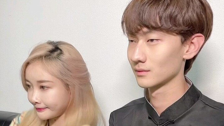 Vui quá, sư phụ bảo tối nay sẽ nấu thịt với măng trúc đốm…