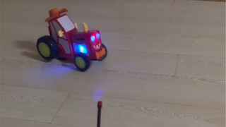Mobil remote control keponakan saya cukup mengesankan meskipun ditempatkan di seluruh lingkungan uni